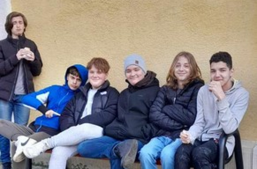 Új kültéri padokkal gazdagodott a rábatamási iskola